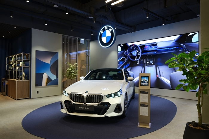 사진3-BMW 코오롱 모터스, 위례 스타필드 전시장 새 단장해 오픈.jpg