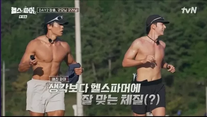 박해진→아모띠, 상의 탈의하고 10km 질주…"논밭 휘젓는 짐승남들" (헬스파머)