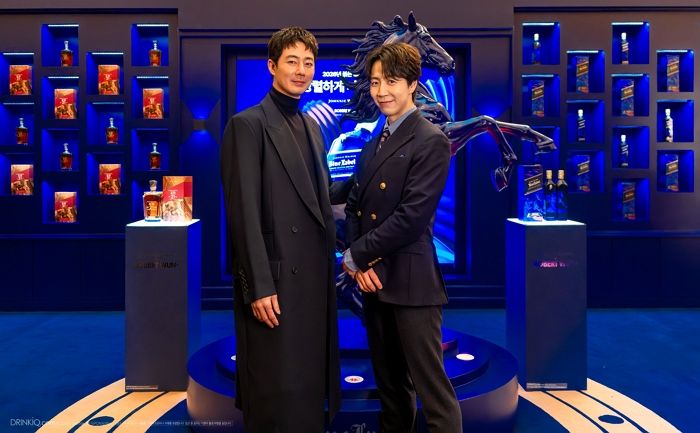 “이 투샷 실화?”... 조인성·손종원 함께한 조니워커 말띠 에디션, 잠실 팝업 현장