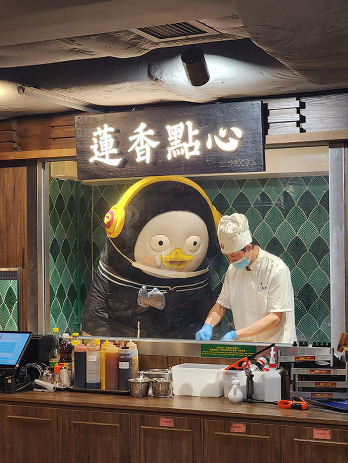 “헬퍼부터 바텐더까지 완전 정복”... 홍콩서 ‘직업체험’ 나선 펭수