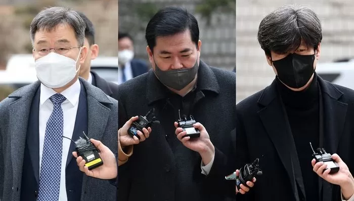 화천대유자산관리 대주주 김만배 씨(왼쪽부터), 유동규 전 성남도시개발공사 본부장, 남욱 변호사가 10일 오전 서초구 서울중앙지방법원에서 열린 대장동 개발 사업 로비·특혜 의혹 관련 공판에 출석하고 있다. 2023.2.10 / 뉴스1