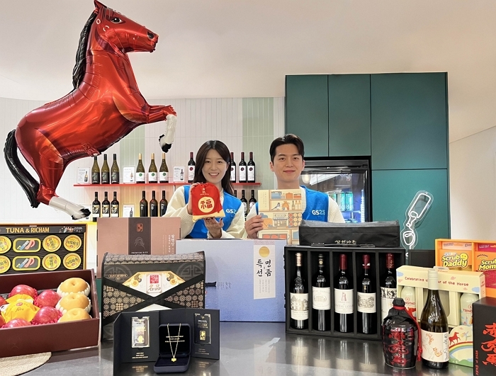 [사진자료1] GS25에서 모델이 설 선물세트 앞에서 포즈를 취하고 있다.jpg