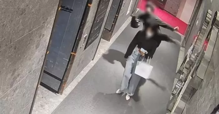 2022년 5월22일 새벽 부산 부산진구 서면 오피스텔 1층 복도에서 발생한 '부산 돌려차기' 사건 가해 남성 A씨가 피해자를 발로 차고 있다 / 남언호 법률사무소 빈센트 변호사 제공