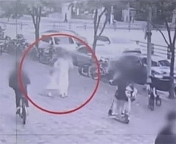 지난해 10월 인천 연수구 인도에서 모녀를 향해 돌진하는 전동 킥보드 / 인천연수경찰서 