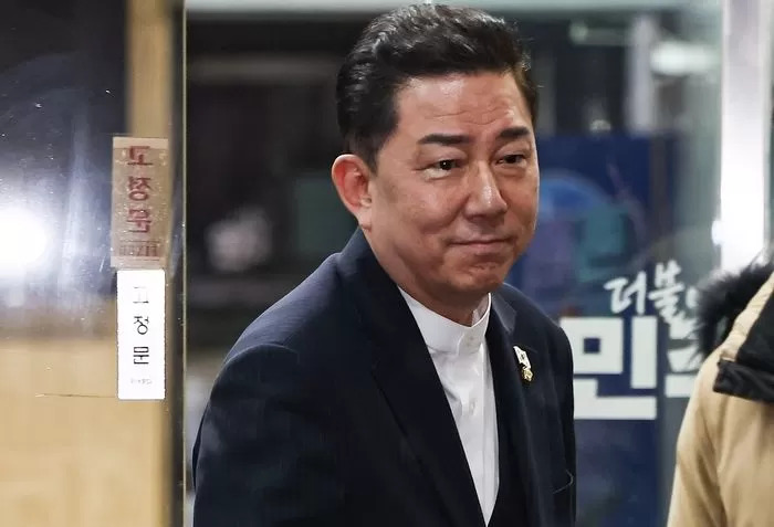 김병기 더불어민주당 전 원내대표가 12일 서울 여의도 중앙당사에서 열린 윤리심판원 회의에 출석해 소명 후 당사를 나서고 있다. 2026.1.12 / 뉴스1