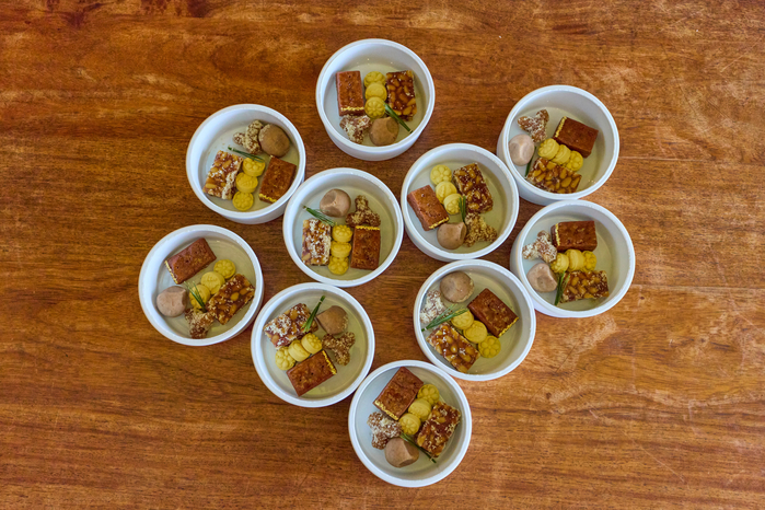 김혜경 여사가 지난 12일 노영희쉐프 스튜디오에서 오는 13일 일본 나라현에서 열리는 재일 한국계 예술인 간담회 참석자들을 위해 직접 만든 다과. / 청와대