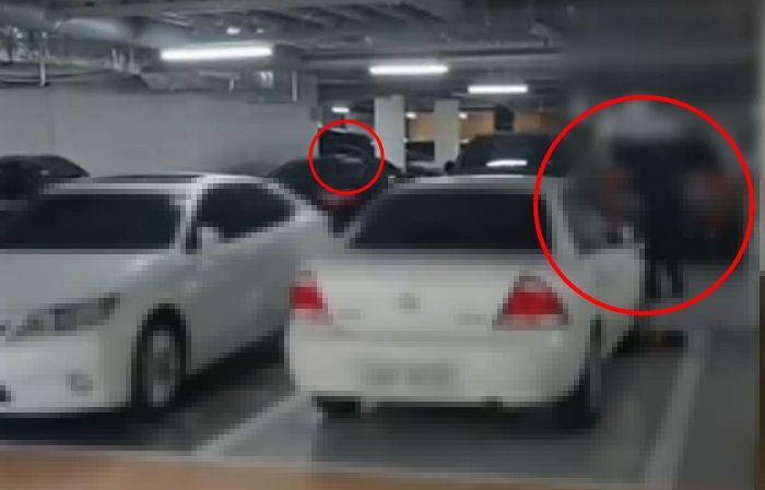 “차 긁히면 물어줄 건가”... 출근시간대 꽉 찬 주차장에서 ‘테니스 연습’한 민폐 주민