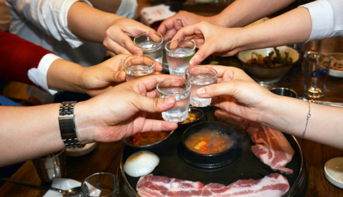 송년회 등 회식 많은 연말 술자리서 건강 위해 피해야 할 3가지