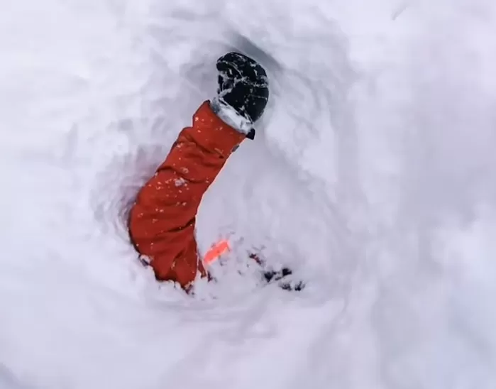스위스에서 눈속에 파묻힌 남성이 길을 지나던 스키어에 의해 구조됐다. 인스타그램