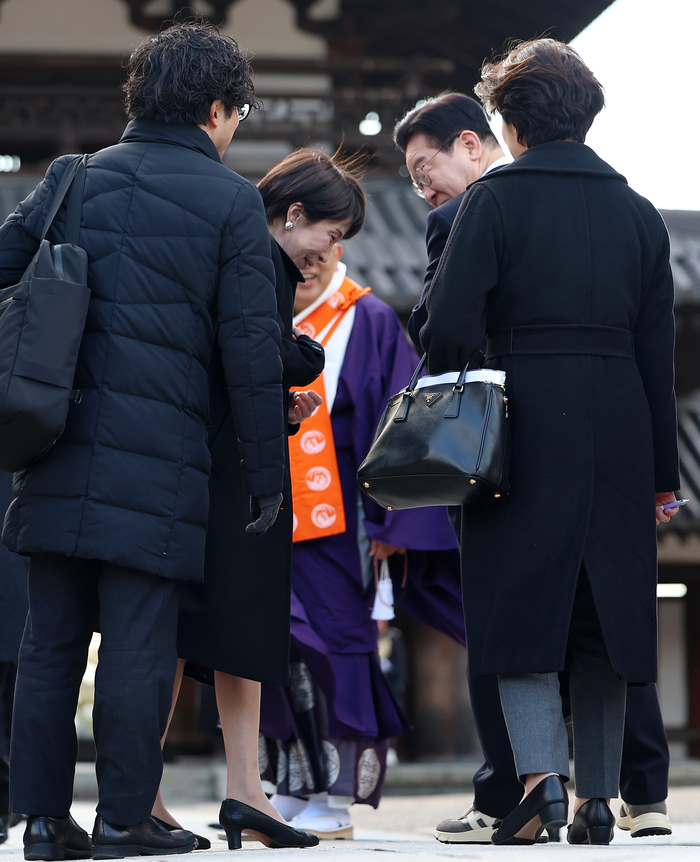 이재명 대통령과 다카이치 사나에 일본 총리가 14일 일본 나라현 호류지에서 기념촬영을 마친 뒤 이 대통령이 착용한 운동화에 대해 이야기를 하고 있다. 2026.1.14/뉴스1
