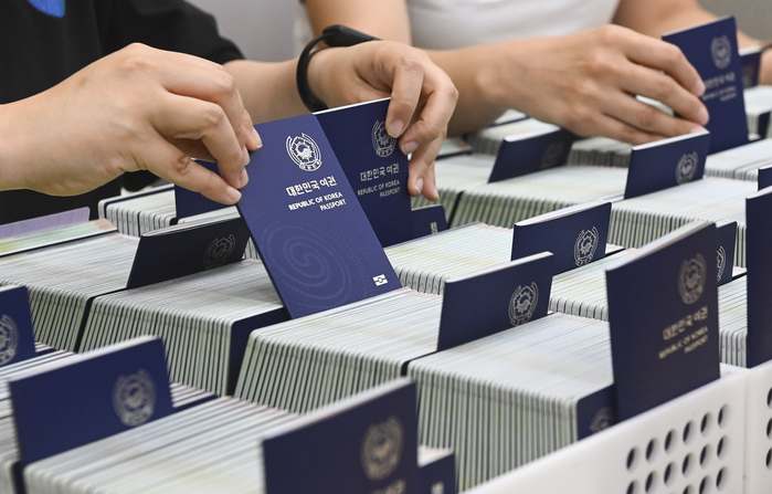 origin_본격적인여름휴가철앞두고새로발급된여권들.jpg