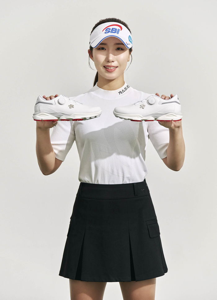 [이미지3] 데상트골프, 2026 ‘컴포트 골프화’ 출시_KLPGA 이동은.jpg