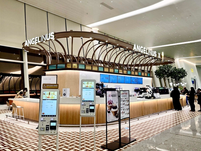 [롯데GRS_260115_이미지자료①] 롯데GRS, 커피와 아이스크림의 복합 매장 인천공항 T2 '스마트 카페' 오픈.jpeg