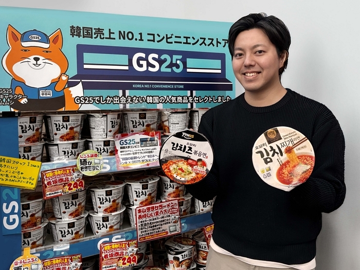 [첨부1]GS25가 PB라면 '오모리' 시리즈를 일본 돈키호테로 수출했다. 모델이 '오모리' 시리즈를 들고 포즈를 취하고 있다.jpg