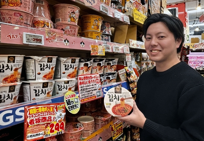 [첨부2]GS25가 PB라면 '오모리' 시리즈를 일본 돈키호테로 수출했다. 모델이 일본 돈키호테 매장에서 '오모리' 시리즈를 들고 포즈를 취하고 있다.jpg