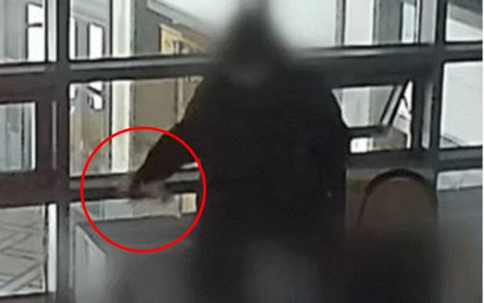 새벽마다 상가 복도서 ‘스프레이 의식(?)’ 벌이는 정체불명의 남성