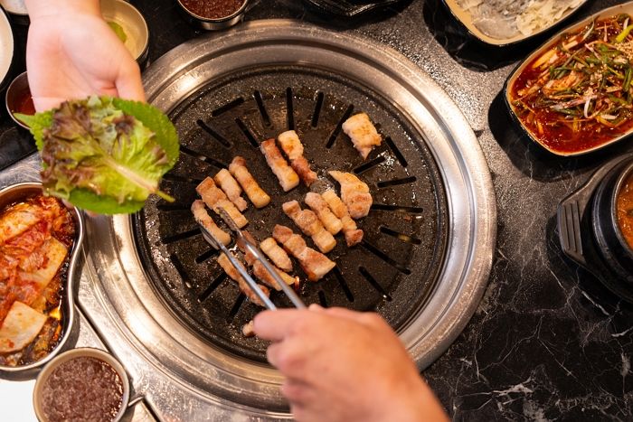 물가 폭등에 ‘무한리필’ 식당 대박... 명륜진사갈비에 줄 서는 이유