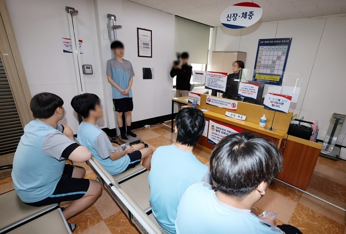 origin_신검받는입영대상자들.jpg