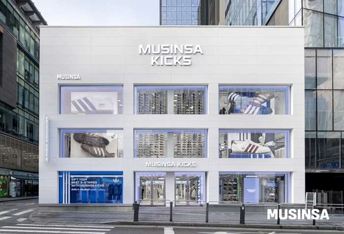 [무신사 사진자료] 지난 1월 8일 오픈한 신발 전문 오프라인 편집숍 '무신사 킥스 홍대' 외관.jpg