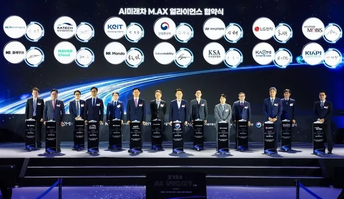 지난 15일 서울 동대문디자인플라자(DDP)에서 열린 'AI 미래차 M.AX 얼라이언스' 협약식에 참석한 류긍선 카카오모빌리티 대표(왼쪽 일곱째)가 다른 참석자와 함께 기념촬영을 하고 있다 / 카카오모빌리티