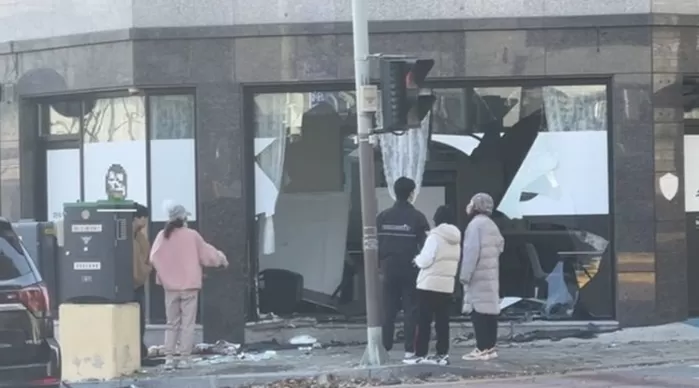 17일 오후 충남 공주시 신관동에서 승용차 추돌 사고가 난 현장 모습. 공주소방서 제공