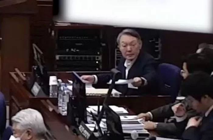 윤석열 전 대통령이 13일 오후 서울 서초구 서울중앙지방법원에서 진행된 내란 우두머리 혐의 2차 결심공판에 출석해 자리에 앉아 윤갑급 변호사 등과 대화를 하고 있다. (서울중앙지방법원 제공 영상 캡쳐. 재판매 및 DB 금지) 2026.1.13/뉴스1