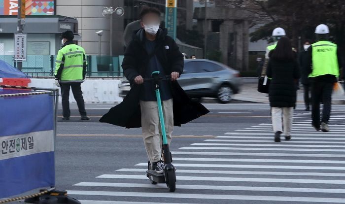 서울시, 전동 킥보드 대여 시 ‘면허 확인’ 의무화... 무면허 대여 원천 봉쇄