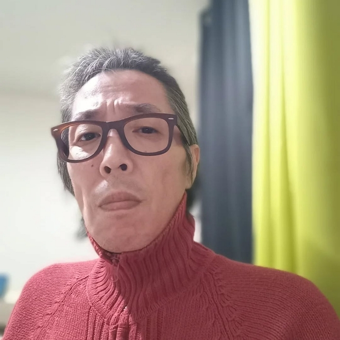 첫눈 폭설로 자체 고립된 먹고는 살아야지 하며 햄 두부 넣고 김치찌게 만들고 차에 눈 치우러 갔다가 돌아와 전완근 운동 하며 원두 갈고 커피 마시며 하루를 마무리 하며 셀.jpg