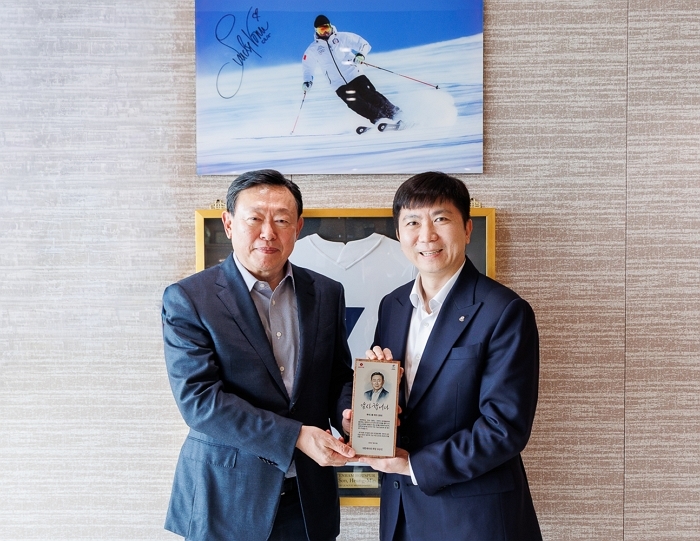 [사진] 신동빈 롯데 회장이 16일 서울 송파구 롯데월드타워에서 유승민 대한체육회장으로부터 감사패를 수여받았다. 감사패는 2026 밀라~.jpg