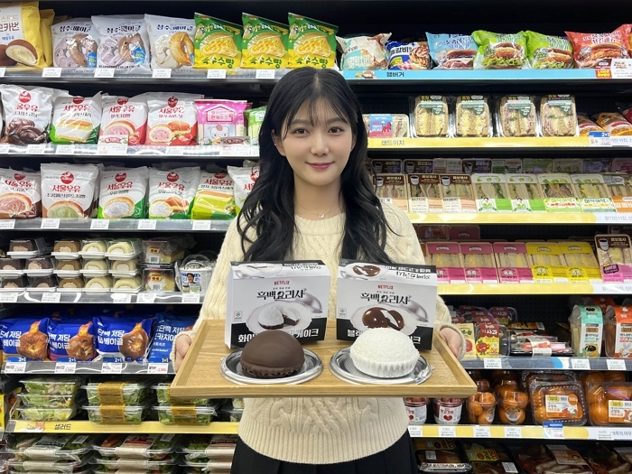 (사진1) GS25가 지난 14일 진행한 '흑∙백 크림 케이크 2종’ 사전예약이 당일 3시간 만에 완판됐다.jpg