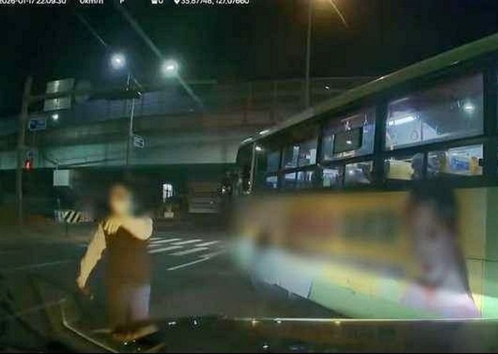 우회전 중 보행자 있어 멈췄는데... 뒤따르던 버스 기사, 보복 운전·주먹질까지