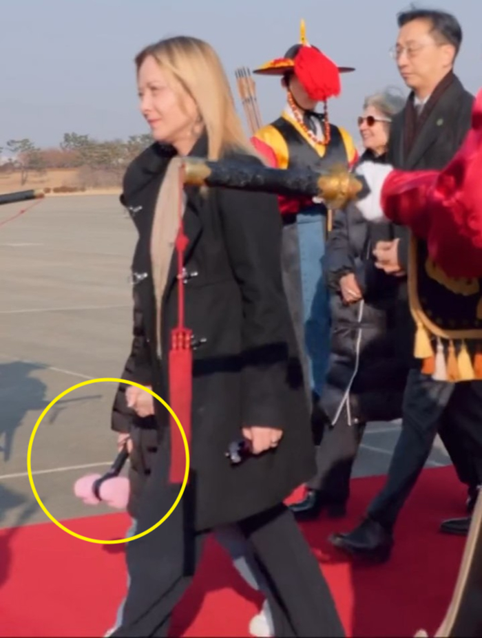 조르지아 멜로니 이탈리아 총리와 옆에 '블랙핑크' 응원봉을 든 딸 지네브라 / 유튜브 '조르지아 멜로니 뉴스'