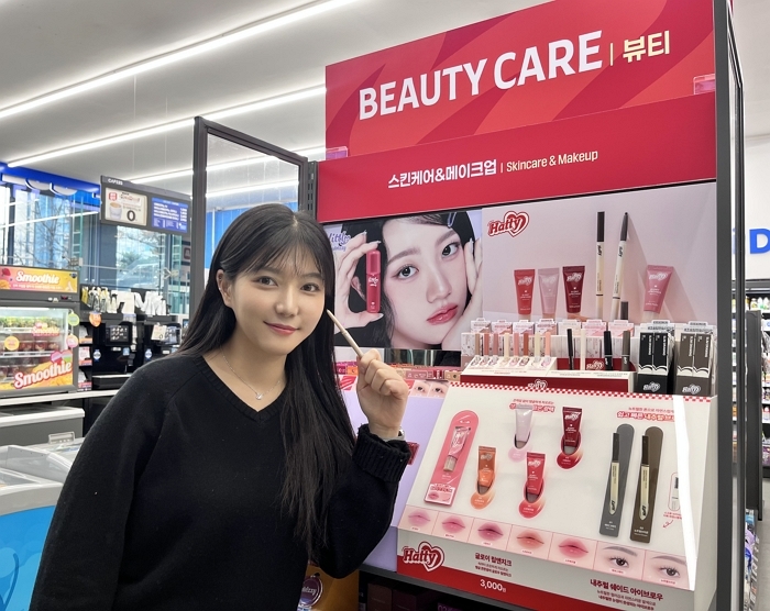 [사진자료1] GS25 뷰티 특화매장에서 모델이 3천 원 손앤박 아이라이너를 들고 포즈를 취하고 있다.jpg