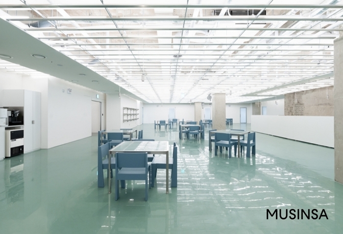 [무신사 사진자료] 무신사 스튜디오 신당점의 라운지 모습.jpg