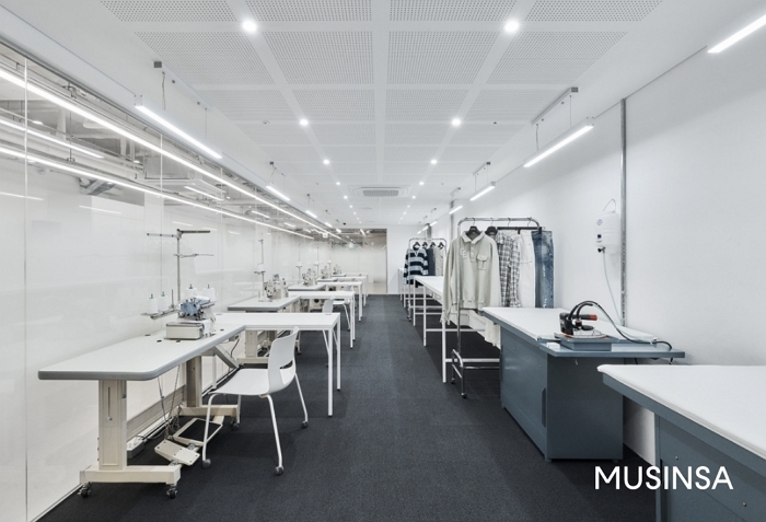 [무신사 사진자료] 무신사 스튜디오 동대문종합시장점의 재봉실 모습.jpg