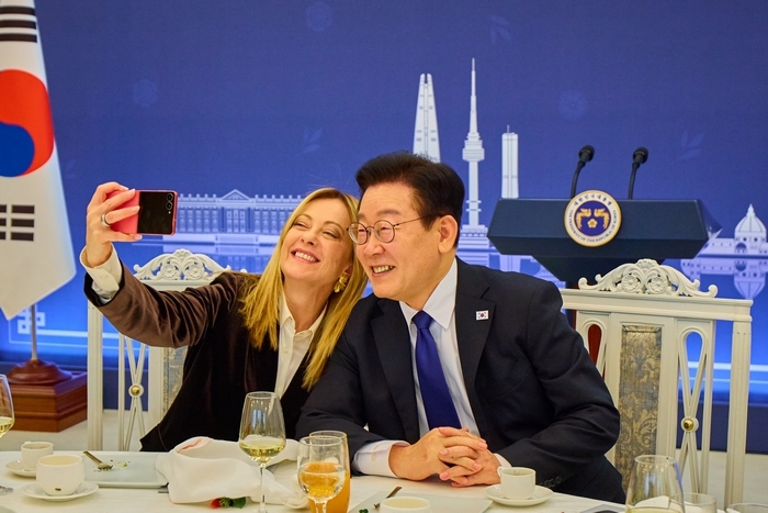 origin_멜로니伊총리선물받은폰으로李대통령과셀카.jpg