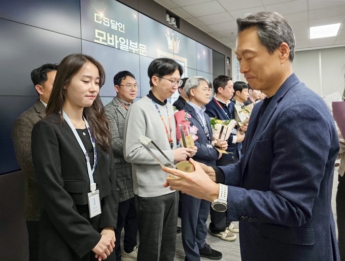 1. 삼성전자서비스 대표이사 김영호 부사장이 2026 CS 달인에게 상패를 수여하는 모습.jpg