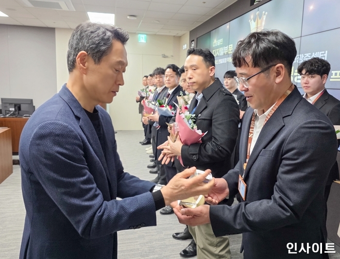 2. 삼성전자서비스 대표이사 김영호 부사장이 2026 CS 달인에게 상패를 수여하는 모습.jpg