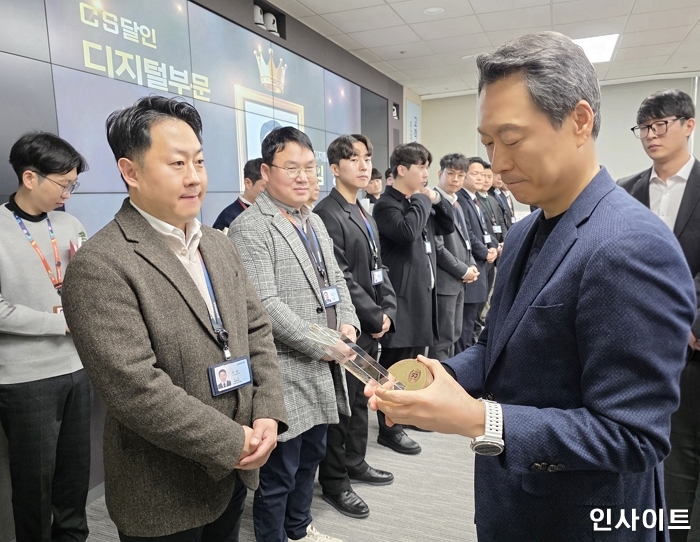 3. 삼성전자서비스 대표이사 김영호 부사장이 2026 CS 달인에게 상패를 수여하는 모습.jpg