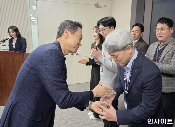 4. 삼성전자서비스 대표이사 김영호 부사장이 2026 CS 달인에게 상패를 수여하는 모습.jpg