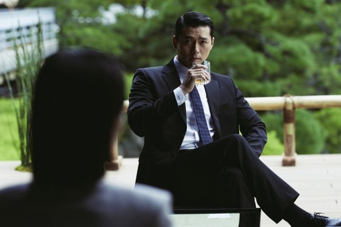 “퇴폐미 무엇!?”... ‘메이드 인 코리아’ 미공개 스틸컷 속 담배 피우는 현빈