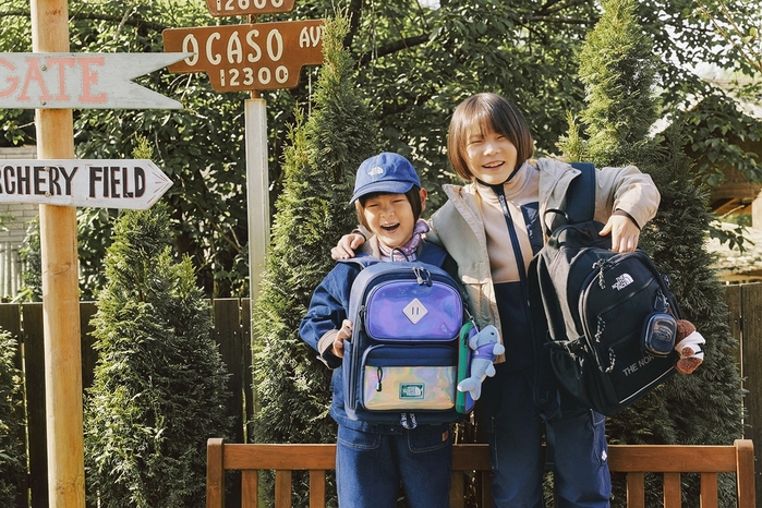 [추가 이미지 1] ‘2026 노스페이스 신학기 키즈 가방’을 든 홍보대사 신우 및 이준(좌).jpg