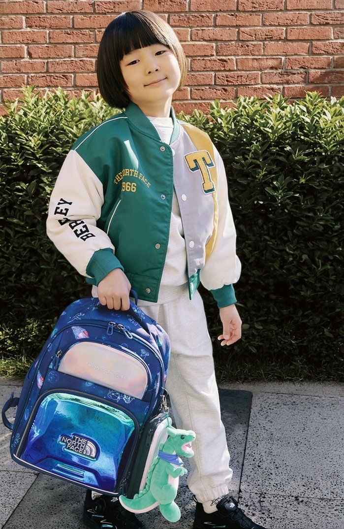 [사진 3] ‘키즈 아스트로 스쿨 팩’을 착용한 노스페이스 홍보대사 이준.jpg