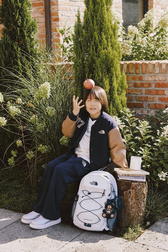 [사진 4] ‘주니어 보레알리스 스쿨 팩’을 들고 있는 노스페이스 홍보대사 신우.jpg