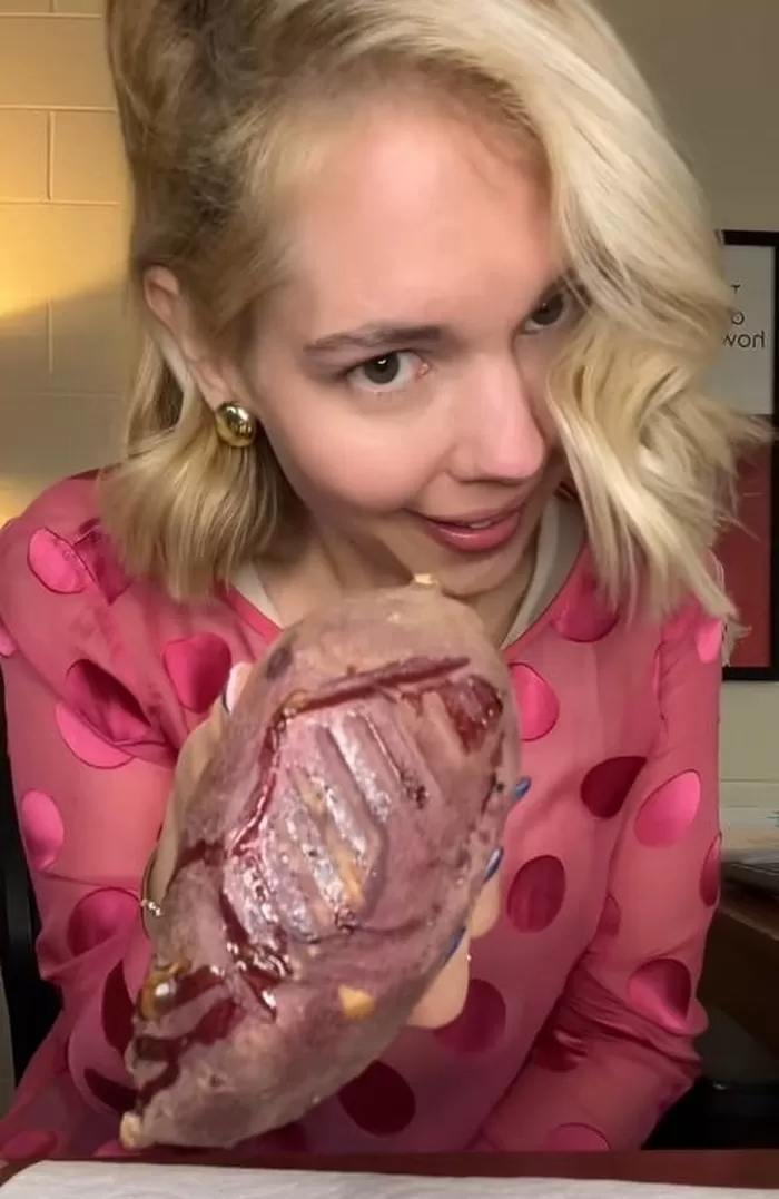 군고구마 먹는 미국 인플루언서 /틱톡 courtneylcook