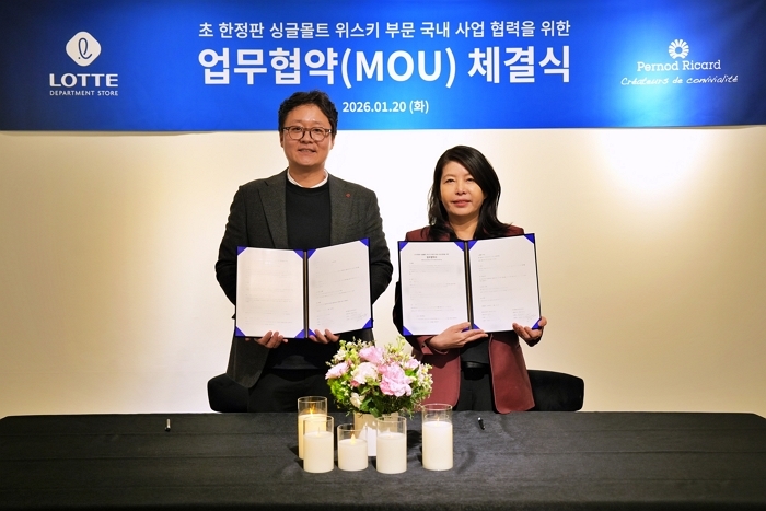 [롯데백화점] 임형빈 롯데백화점 F&B 부문장과 김경연 페르노리카 코리아 마케팅 전무가 업무협약을 체결했다.JPG