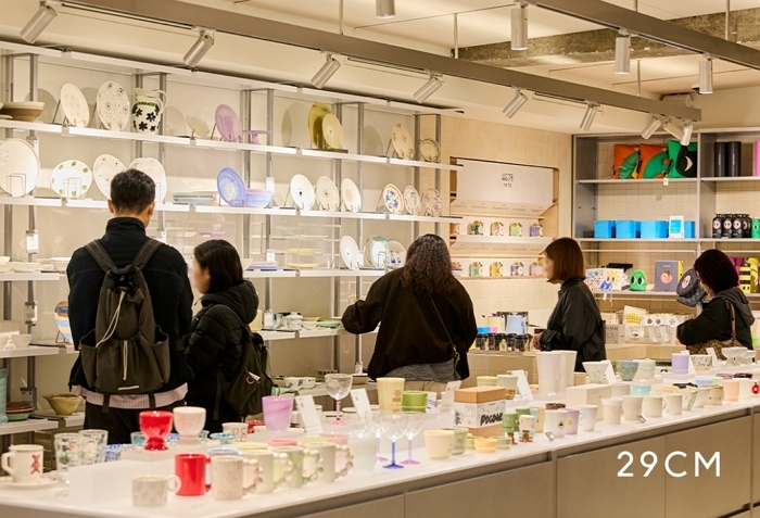 [29CM 사진자료] 이구홈 성수 키친 존에서 상품을 둘러보는 고객들.jpg