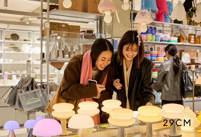 [29CM 사진자료] 이구홈 성수서 브랜드 ‘일광전구’ 상품을 보고 있는 외국인 관광객.jpg