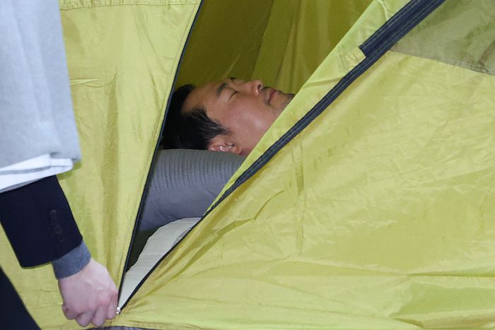 단식으로 ‘산소발생기’ 찬 장동혁... “난 여기 묻히고 민주당은 민심에 묻히고”