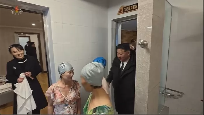 여탕 들어간 김정은, 탕 속 여성들과 대화 나눠 “개건된 것 보니 보람있다”